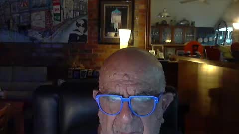 Snapshot of patvac chatting on 12/12/24, 01:39 patvac online show from 12/12/24, 01:39