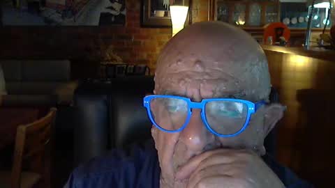 Snapshot of patvac chatting on 12/13/24, 01:44 patvac online show from 12/13/24, 01:44