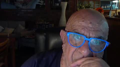 Snapshot of patvac chatting on 12/24/24, 12:33 patvac online show from 12/24/24, 12:33