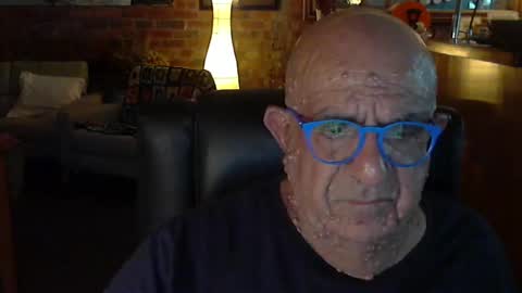 Snapshot of patvac chatting on 02/25/25, 01:39 patvac online show from 02/25/25, 01:39