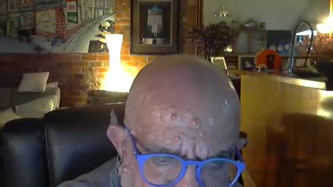 Snapshot of patvac chatting on 09/22/25, 02:08 patvac online show from 09/22/25, 02:08