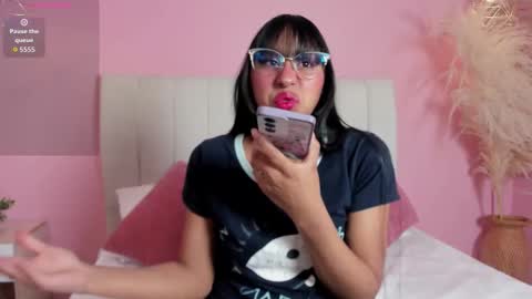 Snapshot of paulacastilla chatting on 11/26/25, 04:35 Pau online show from 11/26/25, 04:35