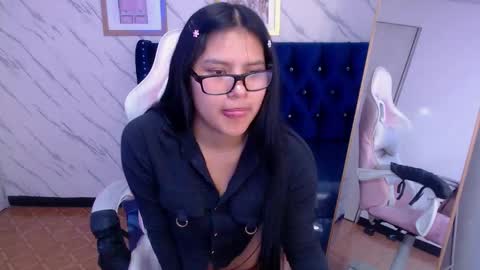 Snapshot of paulette_v chatting on 02/21/25, 04:26 Live 800am 200pm COLOMBIAN HOUR online show from 02/21/25, 04:26