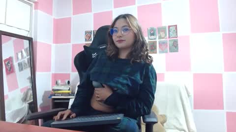 Snapshot of paulina_mosh chatting on 03/02/25, 12:22 Paulina mosh online show from 03/02/25, 12:22
