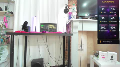 Snapshot of peachyym chatting on 12/27/24, 12:01 Help me to reach 200 thumbs up online show from 12/27/24, 12:01