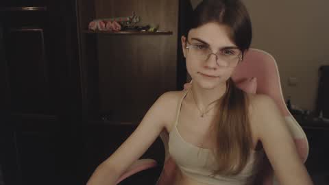 Snapshot of peralez_f chatting on 02/09/25, 01:00 Farida online show from 02/09/25, 01:00