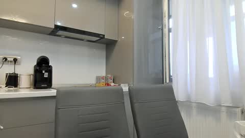 Dee online show from 12/31/24, 09:10