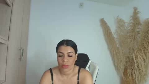 Snapshot of perla_milf4u chatting on 09/24/25, 08:23 PERLA online show from 09/24/25, 08:23