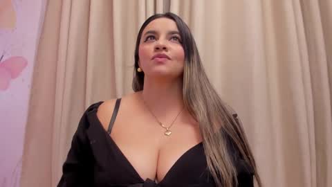 Snapshot of pervert_milf4u_ chatting on 02/07/25, 11:23 LAURA online show from 02/07/25, 11:23