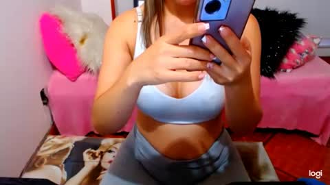 Snapshot of perverthotgirl chatting on 03/10/25, 11:06 linda online show from 03/10/25, 11:06