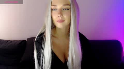 Snapshot of pervyblonde chatting on 03/08/25, 01:03 Isabella online show from 03/08/25, 01:03