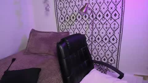 Snapshot of petalsrose_ chatting on 02/19/25, 03:06 Rose online show from 02/19/25, 03:06