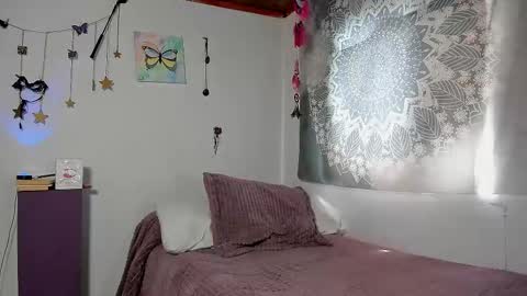 Snapshot of petalsrose_ chatting on 09/18/25, 06:54 Rose online show from 09/18/25, 06:54