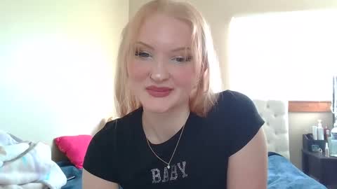 Snapshot of petite_cupcake chatting on 02/21/25, 07:21 Little cupcake online show from 02/21/25, 07:21