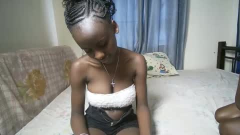 petite_funnie online show from 11/15/25, 07:38