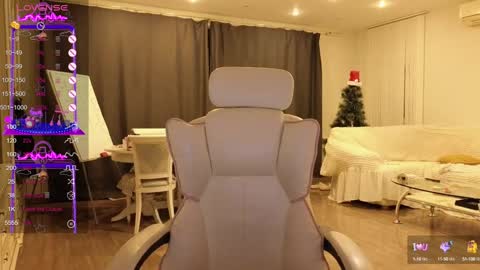 Snapshot of petite_peach__ chatting on 01/21/25, 09:57 Evelin online show from 01/21/25, 09:57