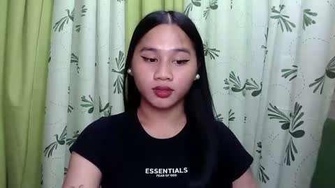 Snapshot of petite_trish chatting on 02/01/25, 12:37 trish online show from 02/01/25, 12:37
