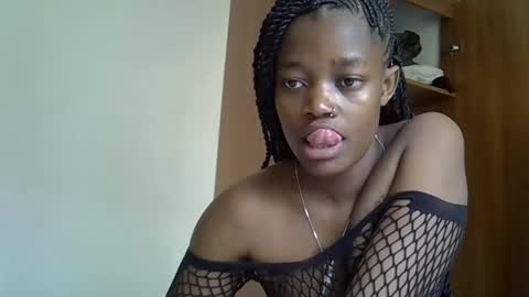 Snapshot of petite_veee chatting on 09/14/25, 09:08 VERONICA MUTAMBI online show from 09/14/25, 09:08