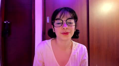 Snapshot of petitee_lunna chatting on 12/18/24, 03:26 Lunna online show from 12/18/24, 03:26