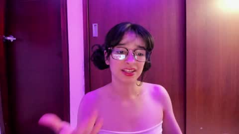 Snapshot of petitee_lunna chatting on 12/30/24, 05:04 Lunna online show from 12/30/24, 05:04