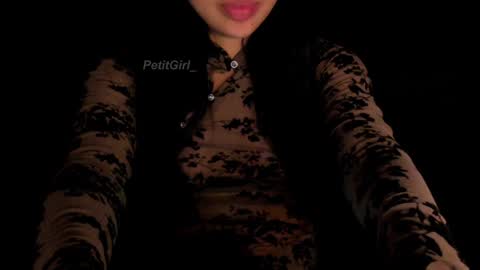 Snapshot of petitgirl_ chatting on 12/18/24, 11:19 J A S S online show from 12/18/24, 11:19