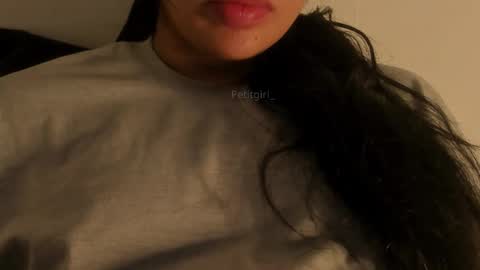 Snapshot of petitgirl_ chatting on 10/20/25, 05:24 J A S S online show from 10/20/25, 05:24