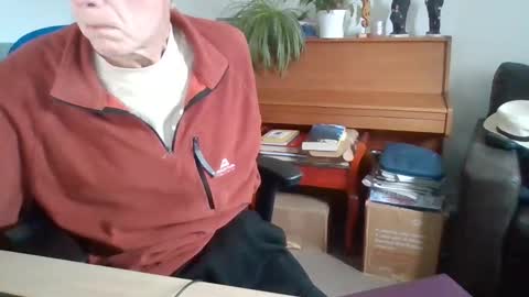 Snapshot of petitwilly chatting on 02/19/25, 10:12 petitwilly online show from 02/19/25, 10:12