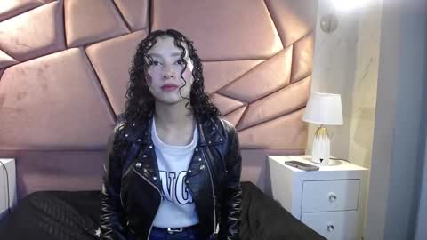 Snapshot of pettymoon chatting on 10/18/25, 11:44 Moon online show from 10/18/25, 11:44