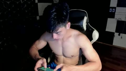 Snapshot of philhotbody chatting on 11/18/25, 10:20 AJ online show from 11/18/25, 10:20