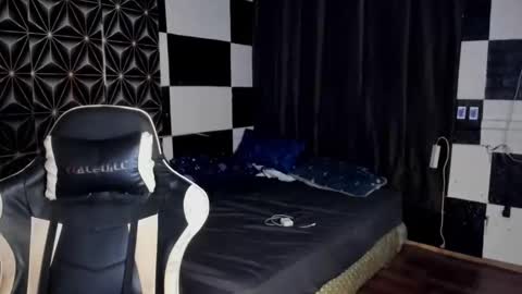 Snapshot of philhotbody chatting on 11/19/25, 10:26 AJ online show from 11/19/25, 10:26