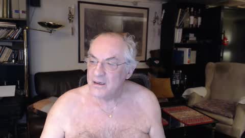 Snapshot of philoumis2 chatting on 12/02/24, 04:31 Philippe online show from 12/02/24, 04:31