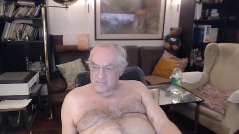 Snapshot of philoumis2 chatting on 02/02/25, 08:19 Philippe online show from 02/02/25, 08:19