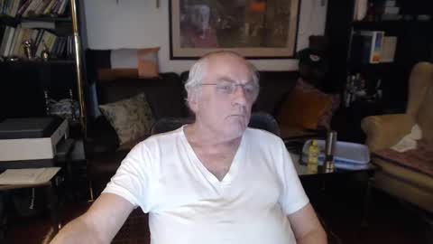 Snapshot of philoumis2 chatting on 02/06/25, 08:34 Philippe online show from 02/06/25, 08:34