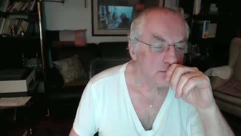 Snapshot of philoumis2 chatting on 02/08/25, 07:27 Philippe online show from 02/08/25, 07:27