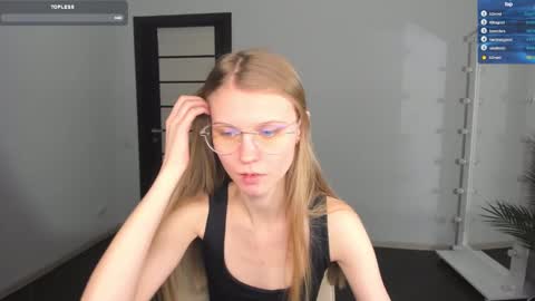 Snapshot of phoebepaw chatting on 02/14/25, 09:13 Phoebe online show from 02/14/25, 09:13