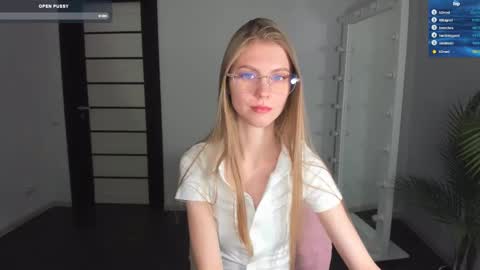 Snapshot of phoebepaw chatting on 02/17/25, 09:13 Phoebe online show from 02/17/25, 09:13
