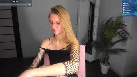 Snapshot of phoebepaw chatting on 02/22/25, 01:24 Phoebe online show from 02/22/25, 01:24