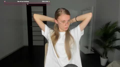 Snapshot of phoebepaw chatting on 09/30/25, 05:23 Phoebe online show from 09/30/25, 05:23