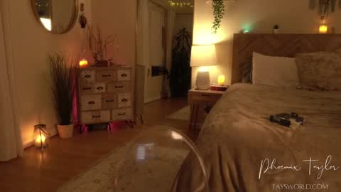 PHOENIX TAYLOR online show from 11/22/25, 02:10