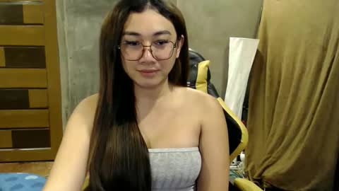 Snapshot of pia_worthsback chatting on 10/21/25, 08:04 Pia online show from 10/21/25, 08:04