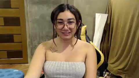 Snapshot of pia_worthsback chatting on 10/21/25, 08:09 Pia online show from 10/21/25, 08:09