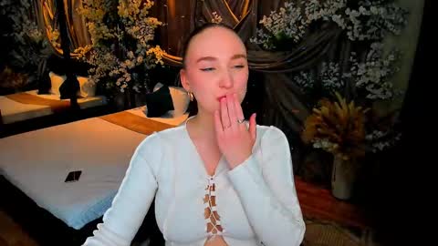 Snapshot of pieceofinspiration chatting on 03/04/25, 09:11 Emelie online show from 03/04/25, 09:11