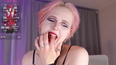 Snapshot of pink_pantsu chatting on 11/15/25, 09:32 Luna online show from 11/15/25, 09:32