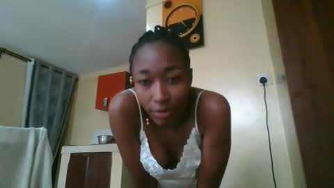 Snapshot of pinkaura_ chatting on 10/06/25, 08:12 PinkyAura online show from 10/06/25, 08:12