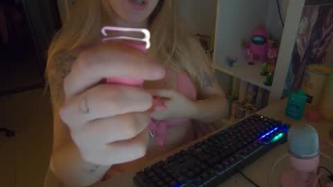 Snapshot of pinkladyx2 chatting on 10/23/25, 08:51 pinkladyx2 online show from 10/23/25, 08:51