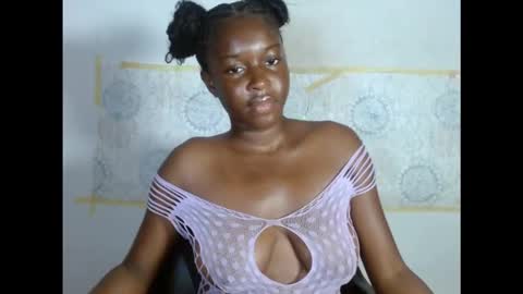 Snapshot of pinkykiki_247 chatting on 11/02/25, 10:28 pinkykiki_247 online show from 11/02/25, 10:28