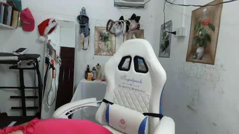 Snapshot of pinkyrosexx chatting on 12/09/24, 10:41 Rose online show from 12/09/24, 10:41
