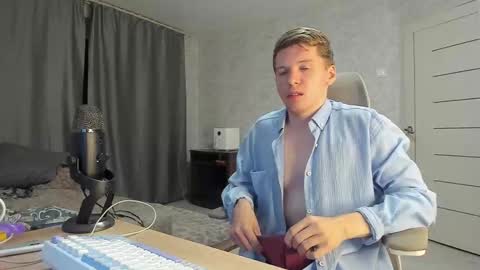 Snapshot of pirremeow chatting on 09/21/25, 02:24 Pierre online show from 09/21/25, 02:24