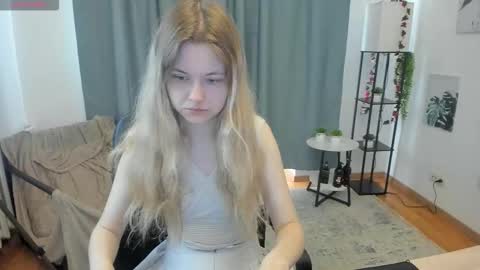 Snapshot of pixel_nest chatting on 09/17/25, 06:04 Olga online show from 09/17/25, 06:04