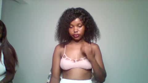 Snapshot of pixie_roman chatting on 11/13/25, 02:43 Majesty online show from 11/13/25, 02:43